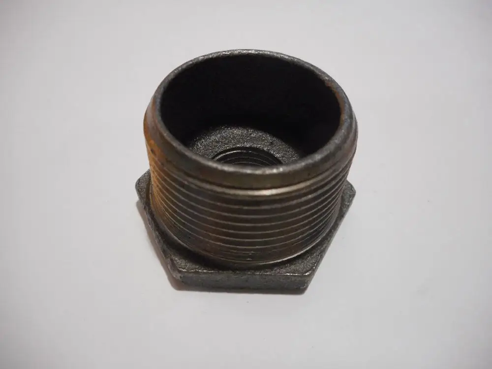 Doppelnippel aus Metall mit einem gewindelten äußeren Bereich und einer glatten inneren Oberfläche, gefertigt von Remeha.